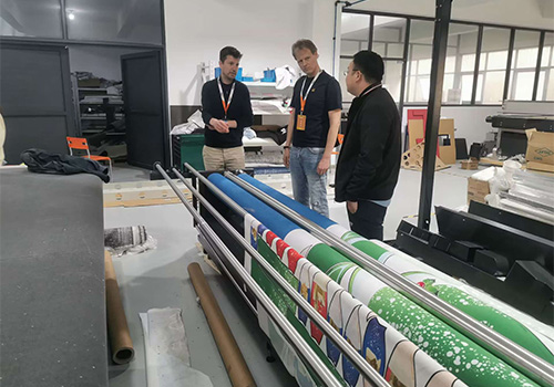 European customers visit IECHO and pay attention to the production progress of new machine.